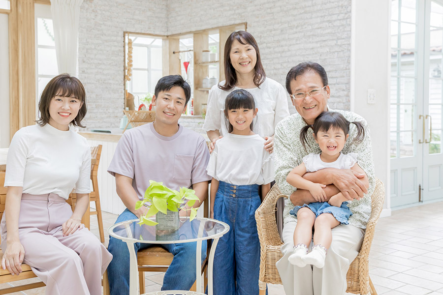 家でくつろぐ家族